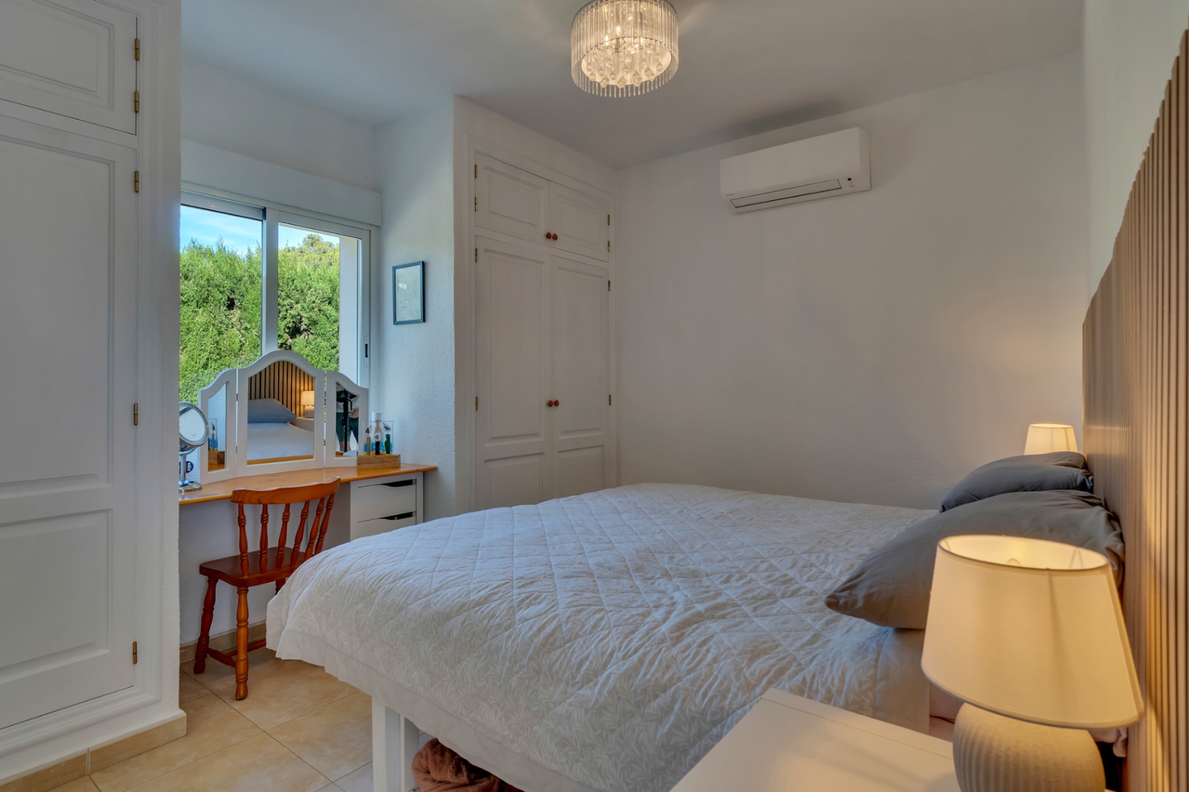 Villa orientée au sud avec un appartement d'invités indépendant, un atelier et des vues dégagées.
