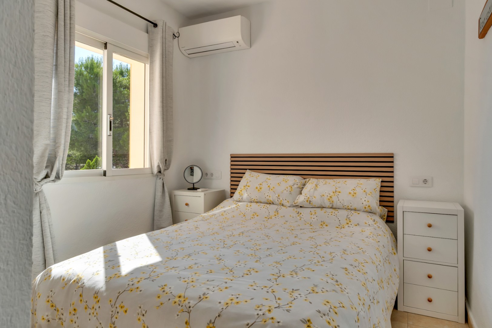 Villa orientée au sud avec un appartement d'invités indépendant, un atelier et des vues dégagées.