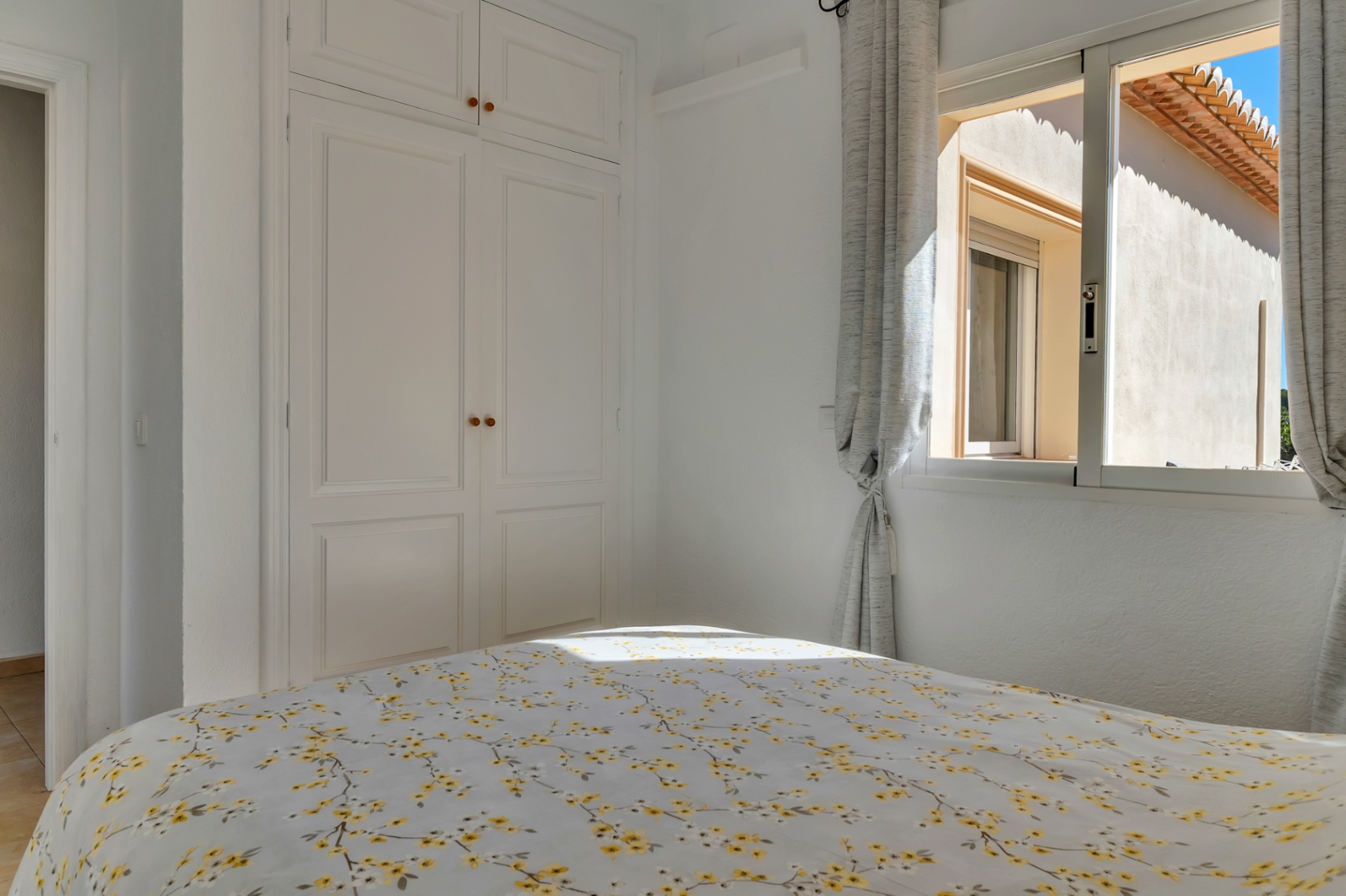 Villa orientée au sud avec un appartement d'invités indépendant, un atelier et des vues dégagées.