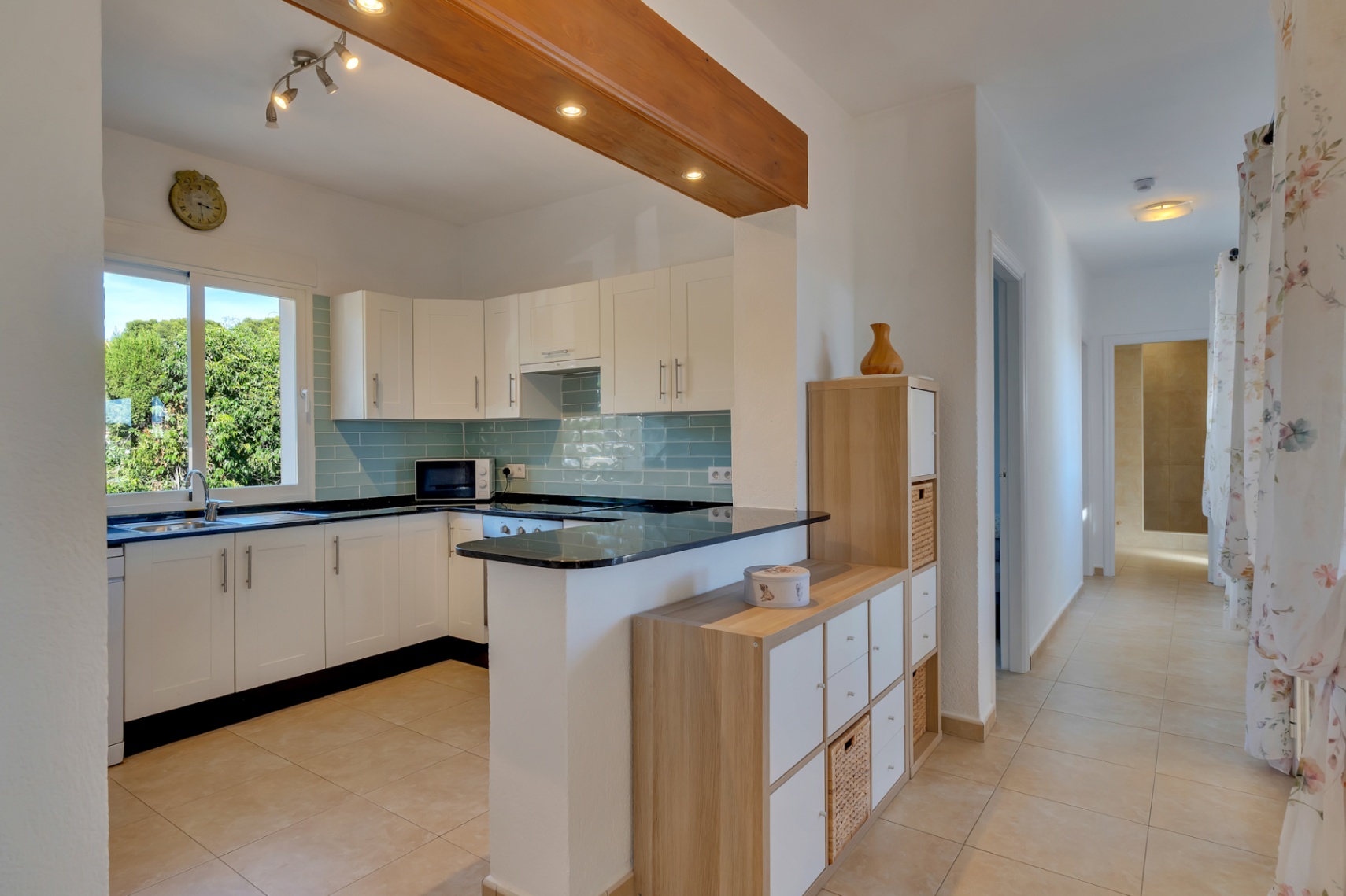 Villa orientée au sud avec un appartement d'invités indépendant, un atelier et des vues dégagées.