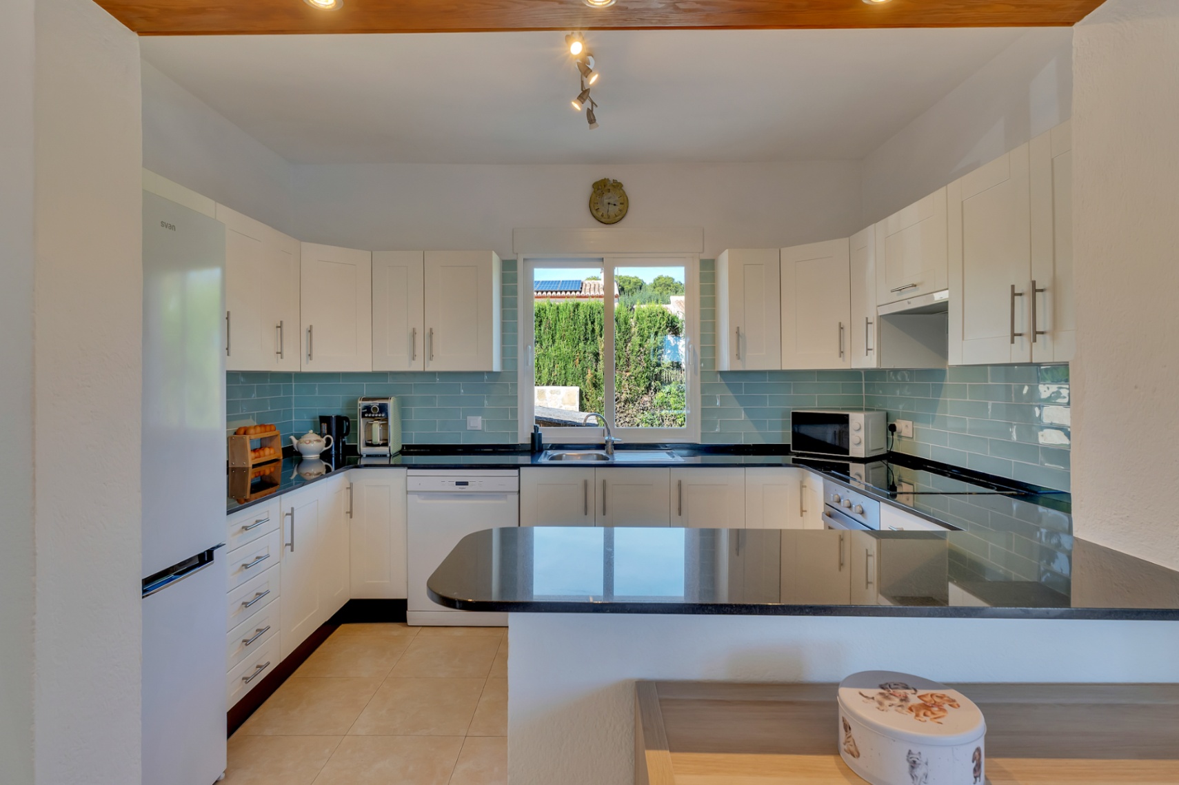 Villa orientée au sud avec un appartement d'invités indépendant, un atelier et des vues dégagées.