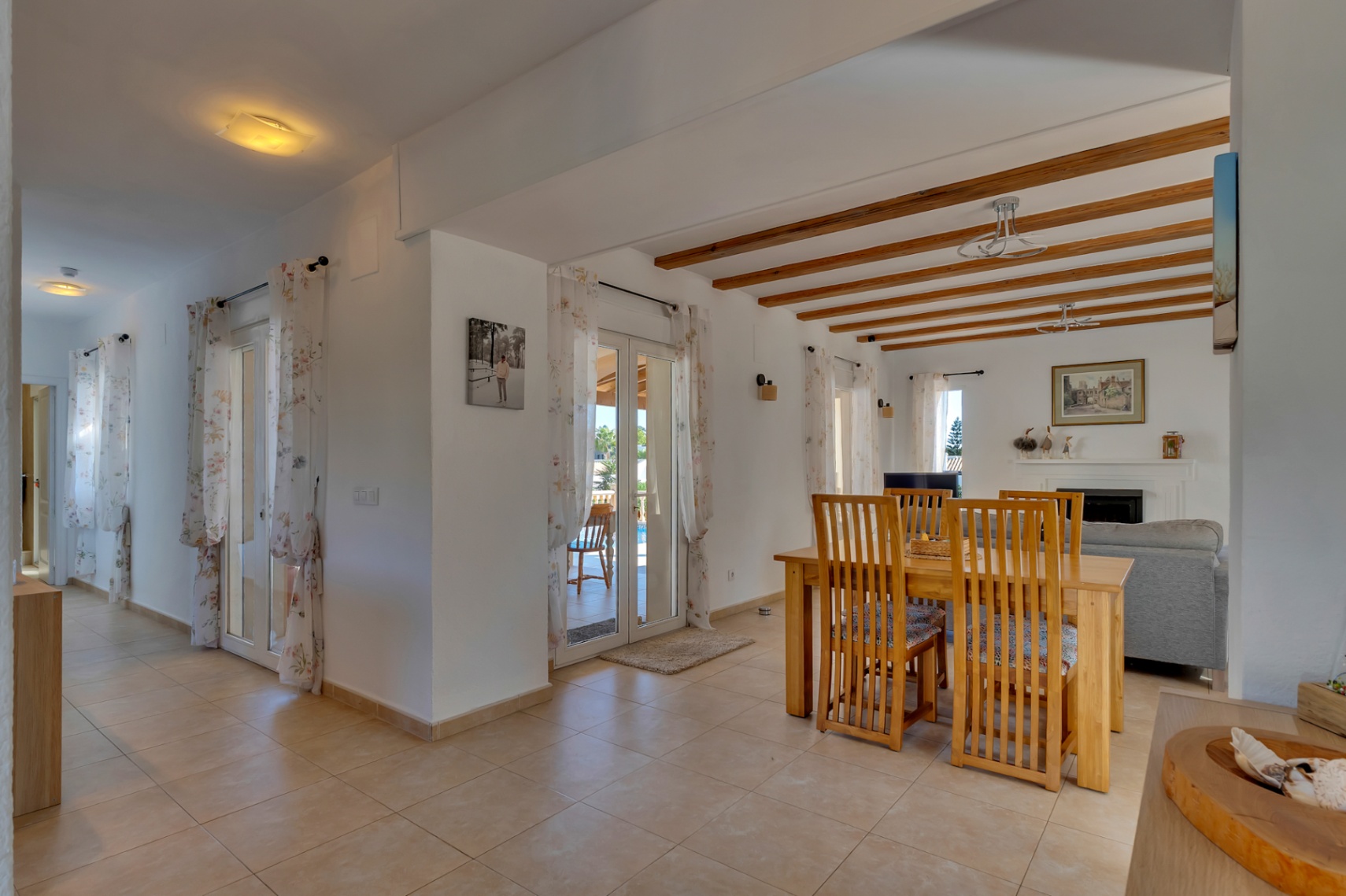 Villa orientée au sud avec un appartement d'invités indépendant, un atelier et des vues dégagées.