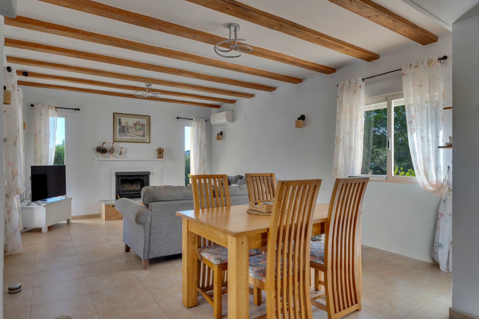 Villa orientée au sud avec un appartement d'invités indépendant, un atelier et des vues dégagées.