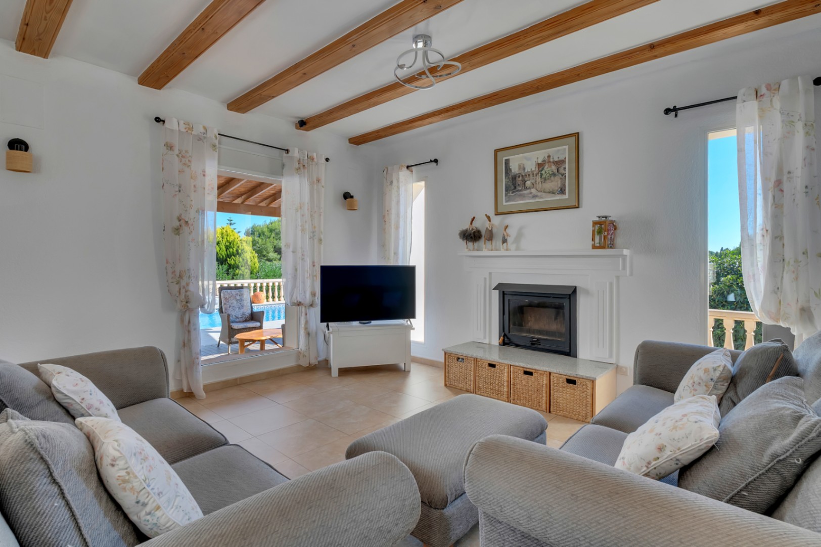 Villa orientée au sud avec un appartement d'invités indépendant, un atelier et des vues dégagées.