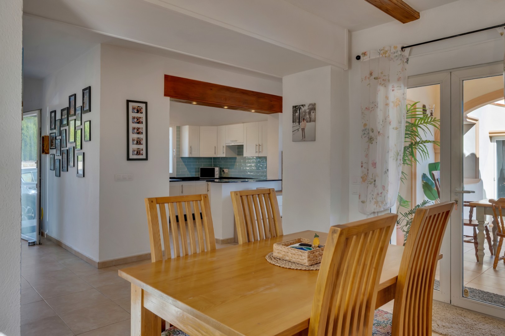 Villa orientée au sud avec un appartement d'invités indépendant, un atelier et des vues dégagées.