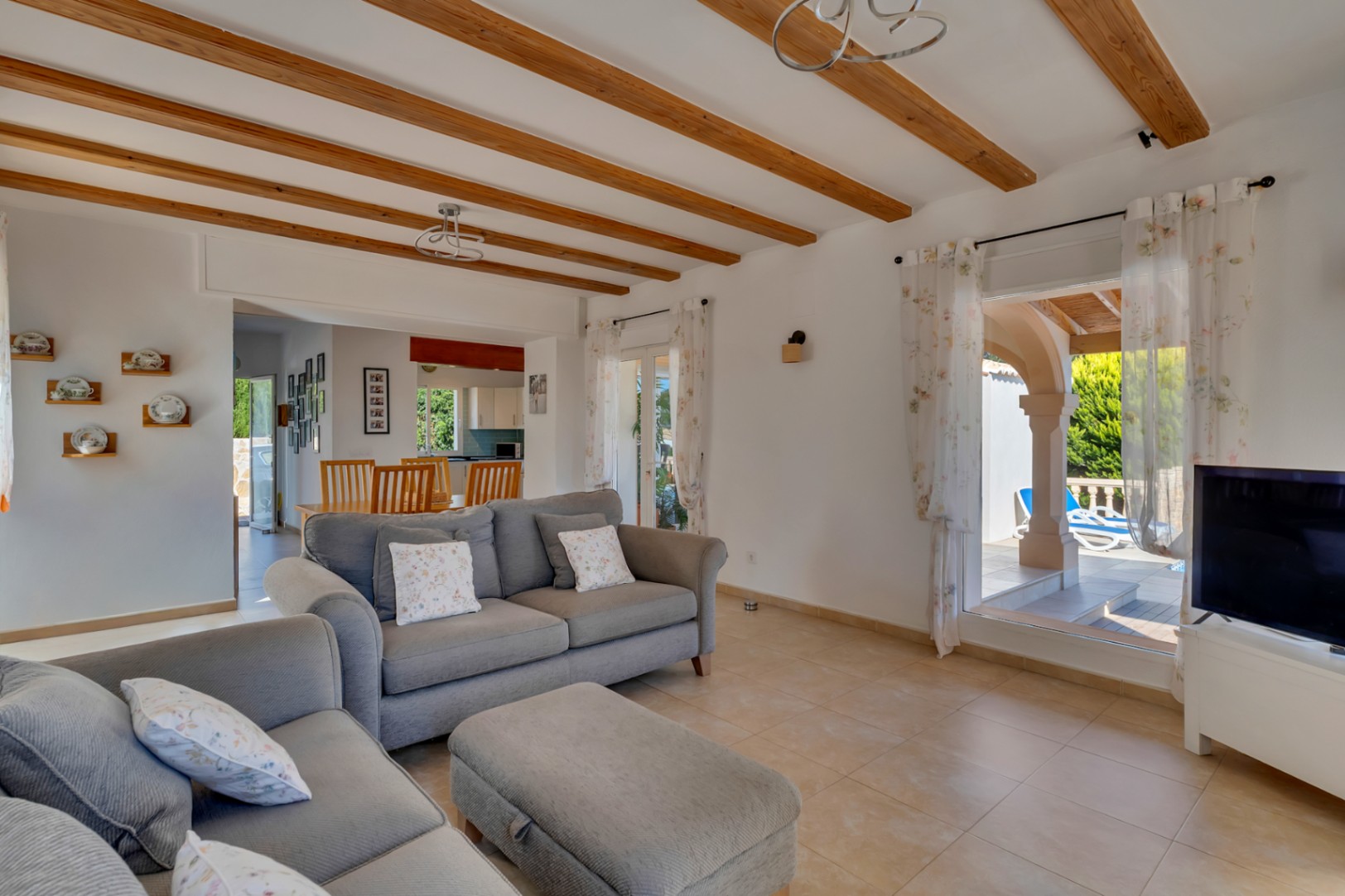Villa orientée au sud avec un appartement d'invités indépendant, un atelier et des vues dégagées.