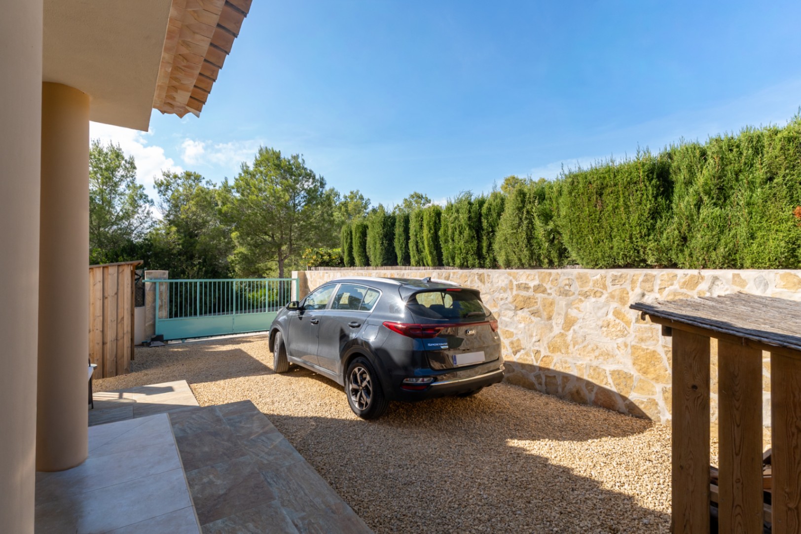 Villa orientée au sud avec un appartement d'invités indépendant, un atelier et des vues dégagées.