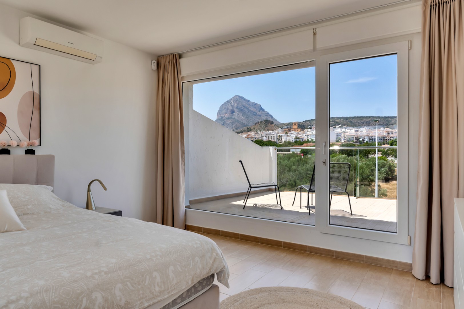 Elegante y moderno adosado de 4 dormitorios en Jávea con vistas al Montgó y a pocos minutos a pie del casco histórico