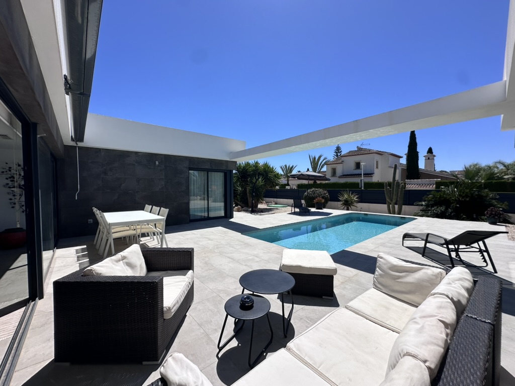 Villa moderne de plain-pied à vendre à Jávea