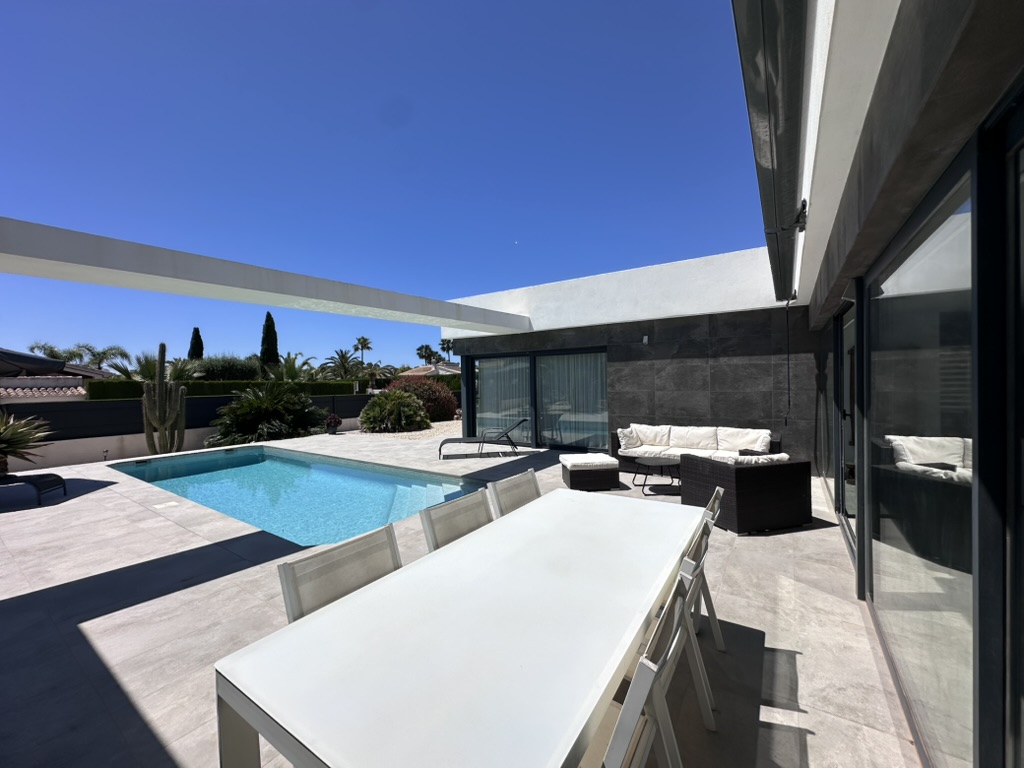 Villa moderne de plain-pied à vendre à Jávea