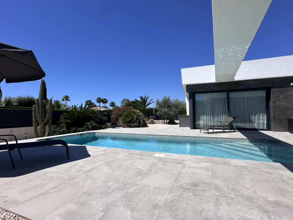 Villa moderne de plain-pied à vendre à Jávea
