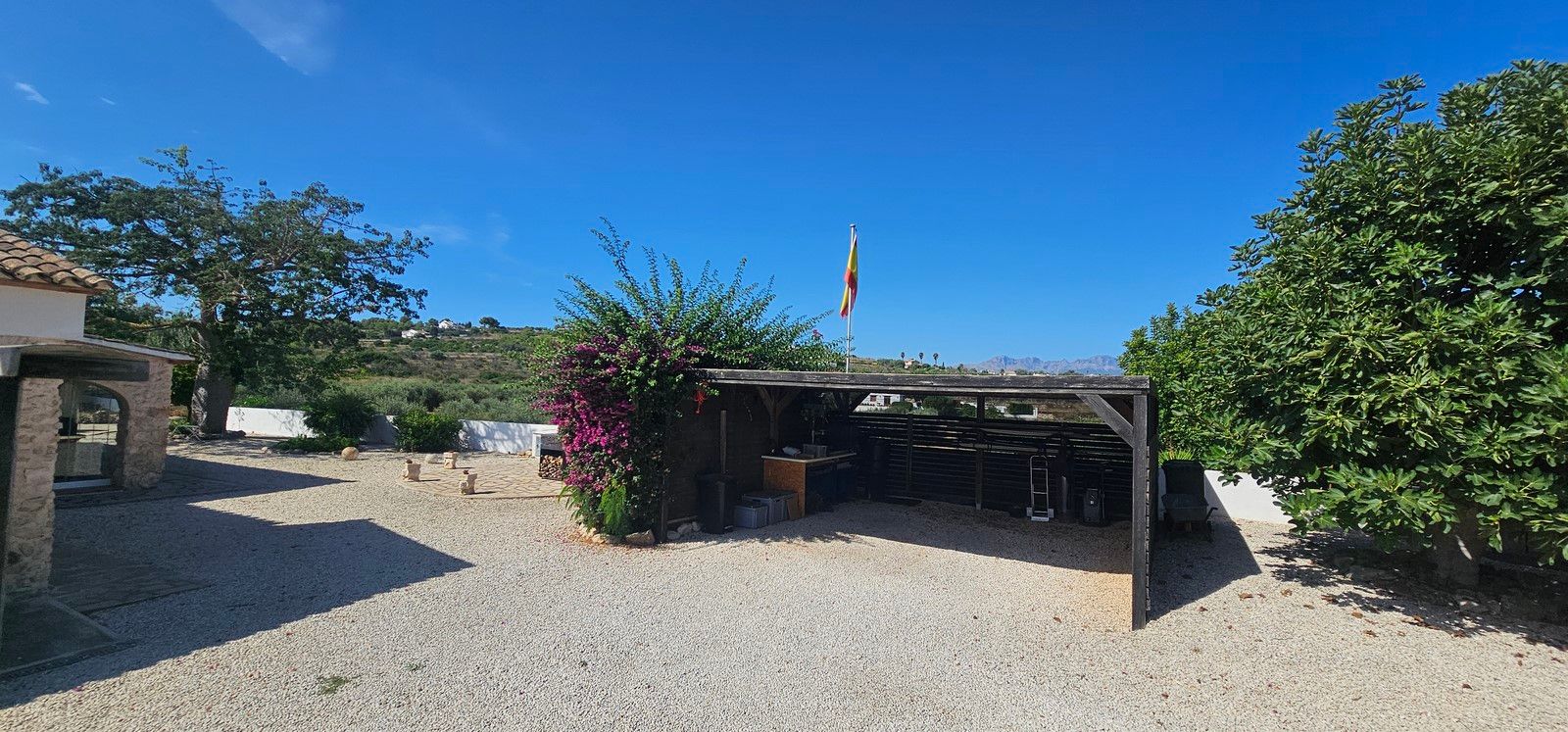 Encantadora finca reformada con piscina privada, gran parcela llana y placas solares