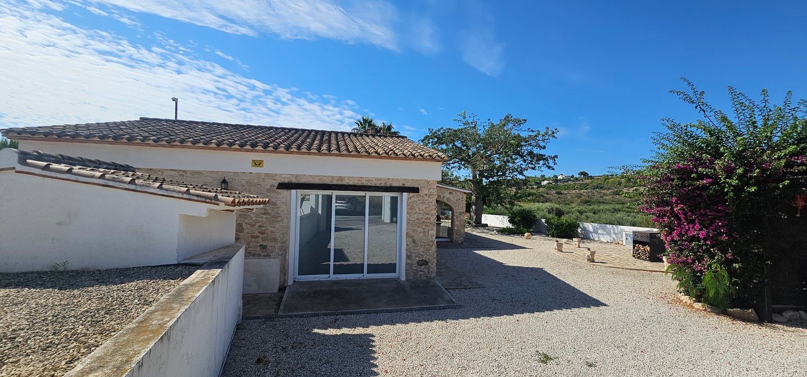 Encantadora finca reformada con piscina privada, gran parcela llana y placas solares