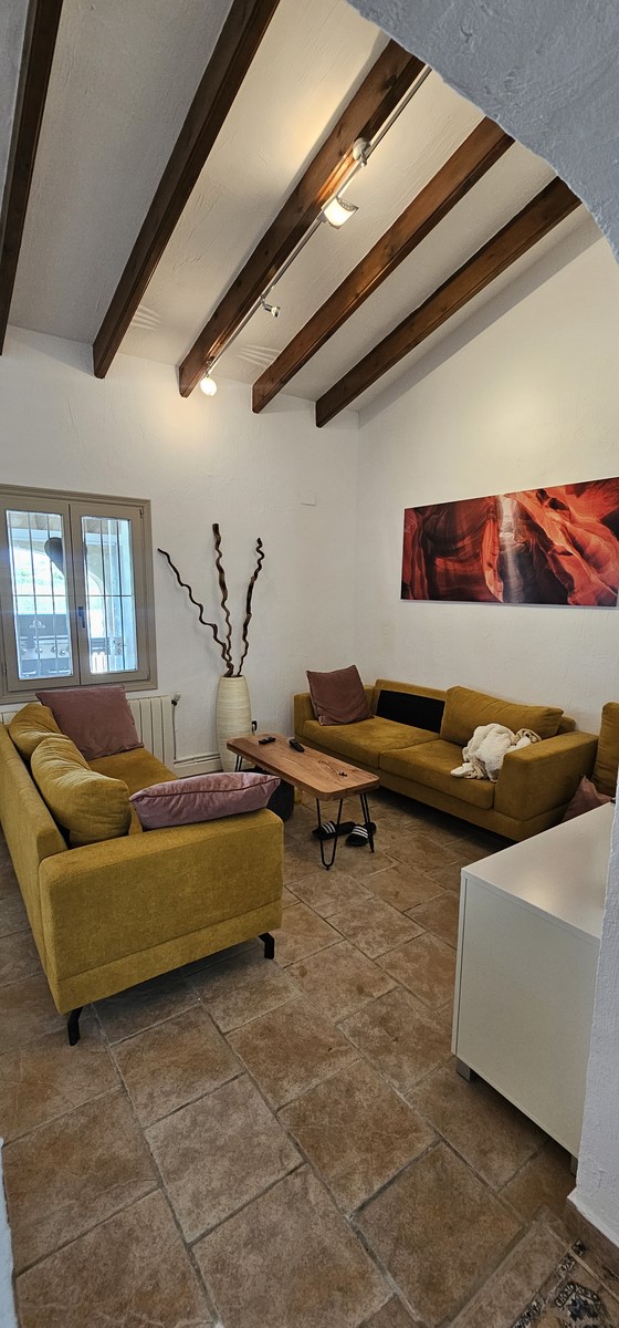 Encantadora finca reformada con piscina privada, gran parcela llana y placas solares