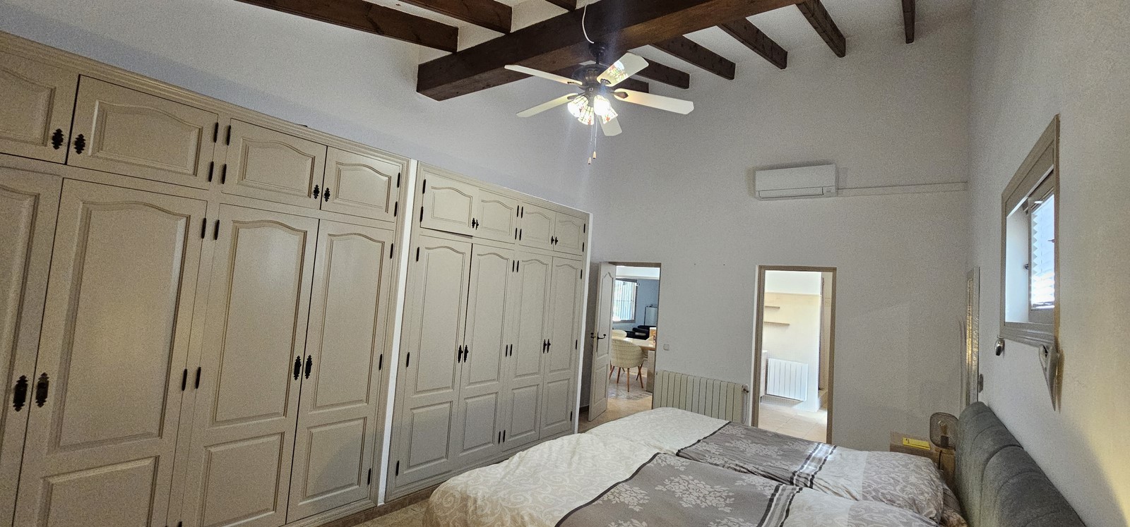 Encantadora finca reformada con piscina privada, gran parcela llana y placas solares