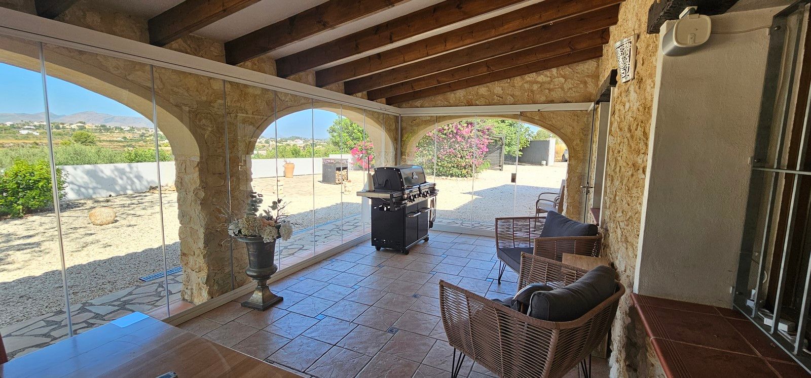 Encantadora finca reformada con piscina privada, gran parcela llana y placas solares