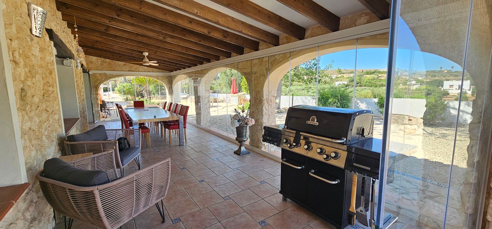 Encantadora finca reformada con piscina privada, gran parcela llana y placas solares