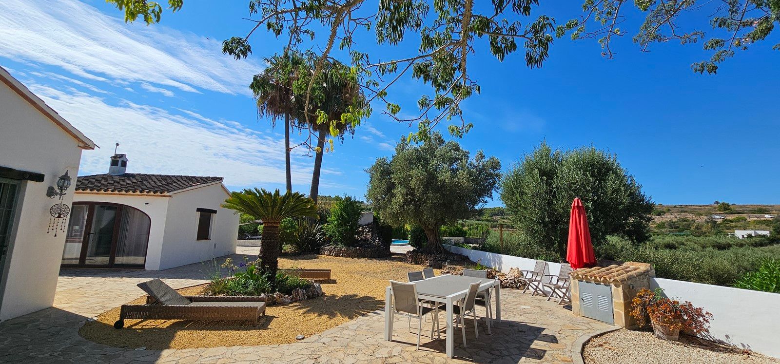 Encantadora finca reformada con piscina privada, gran parcela llana y placas solares