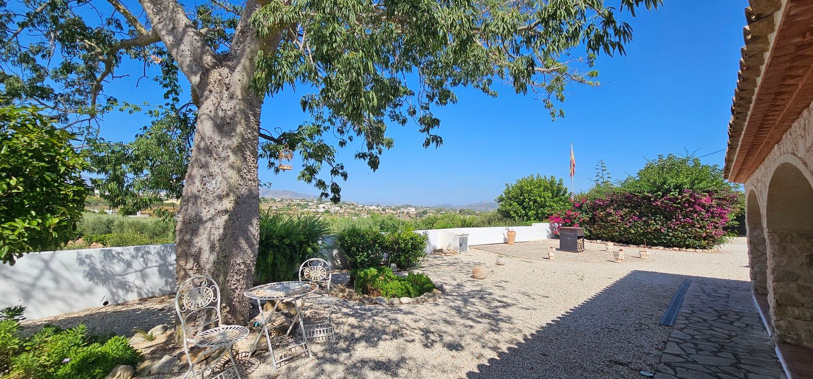 Encantadora finca reformada con piscina privada, gran parcela llana y placas solares