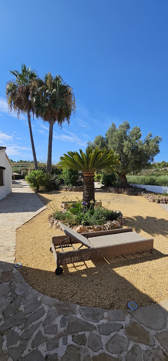 Encantadora finca reformada con piscina privada, gran parcela llana y placas solares