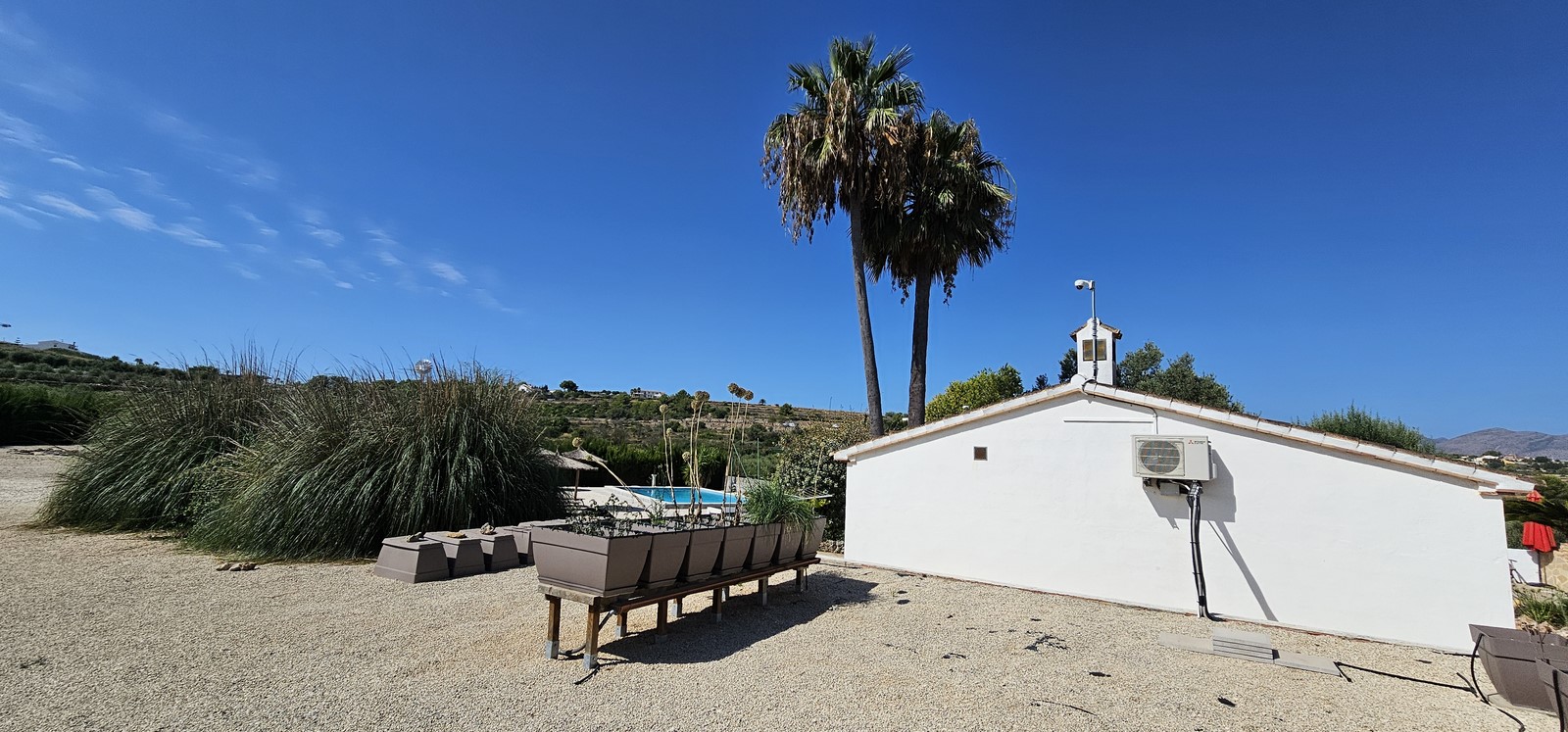 Encantadora finca reformada con piscina privada, gran parcela llana y placas solares