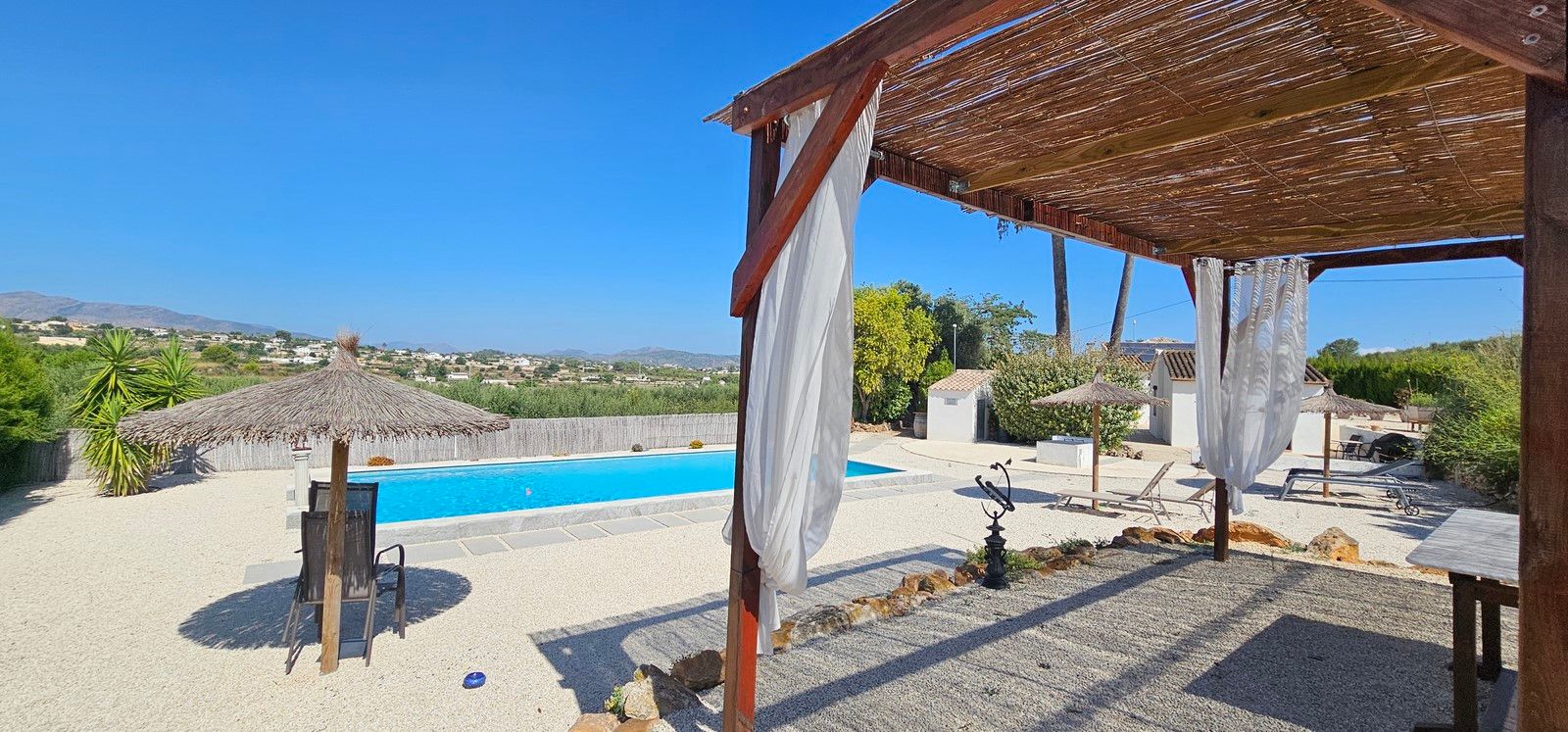 Encantadora finca reformada con piscina privada, gran parcela llana y placas solares