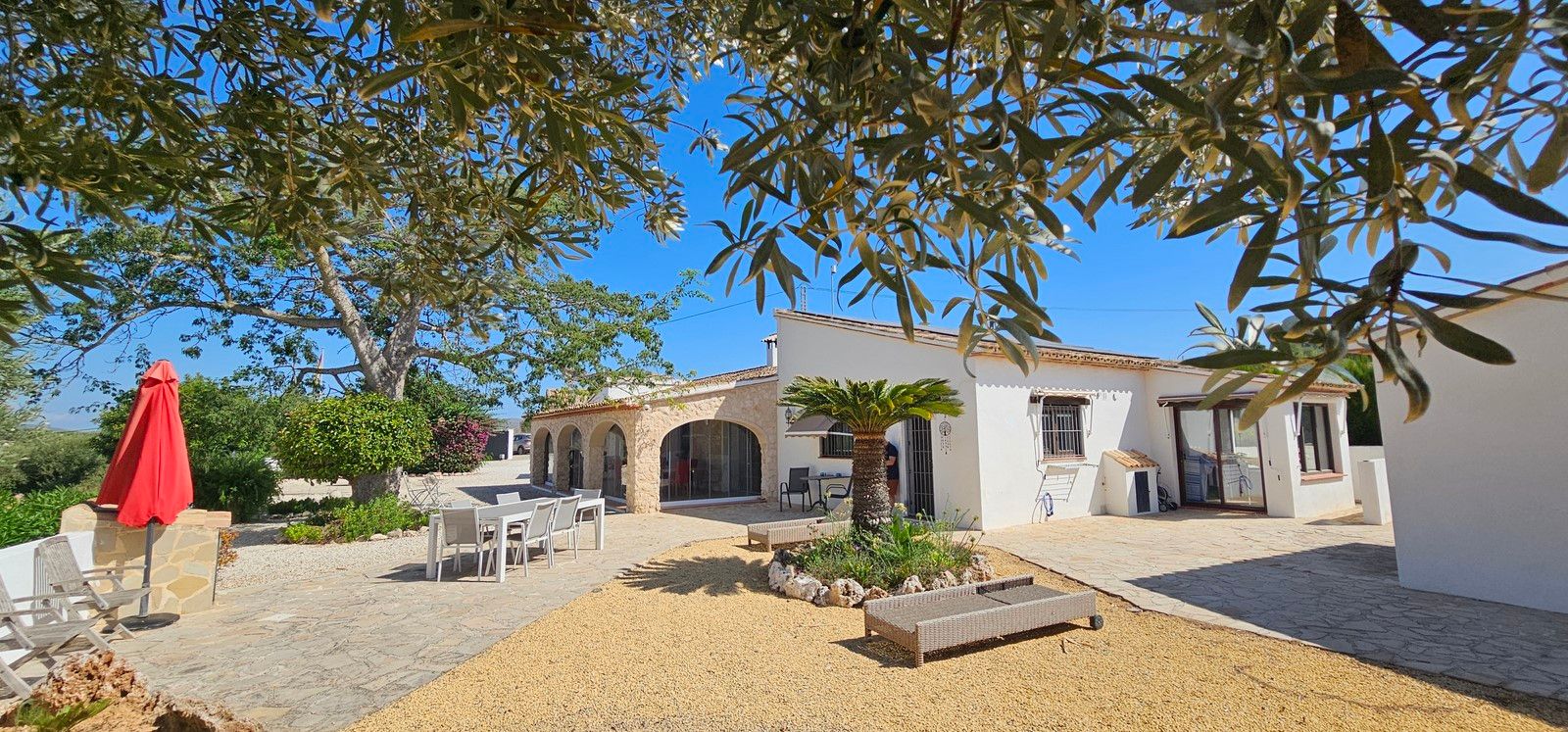 Encantadora finca reformada con piscina privada, gran parcela llana y placas solares
