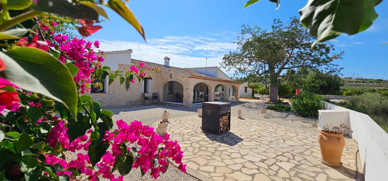 Encantadora finca reformada con piscina privada, gran parcela llana y placas solares